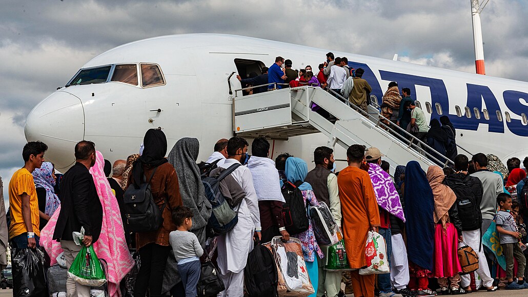 Afghántí uprchlíci pestupují na nmecké letecké základn Ramstein na let do...