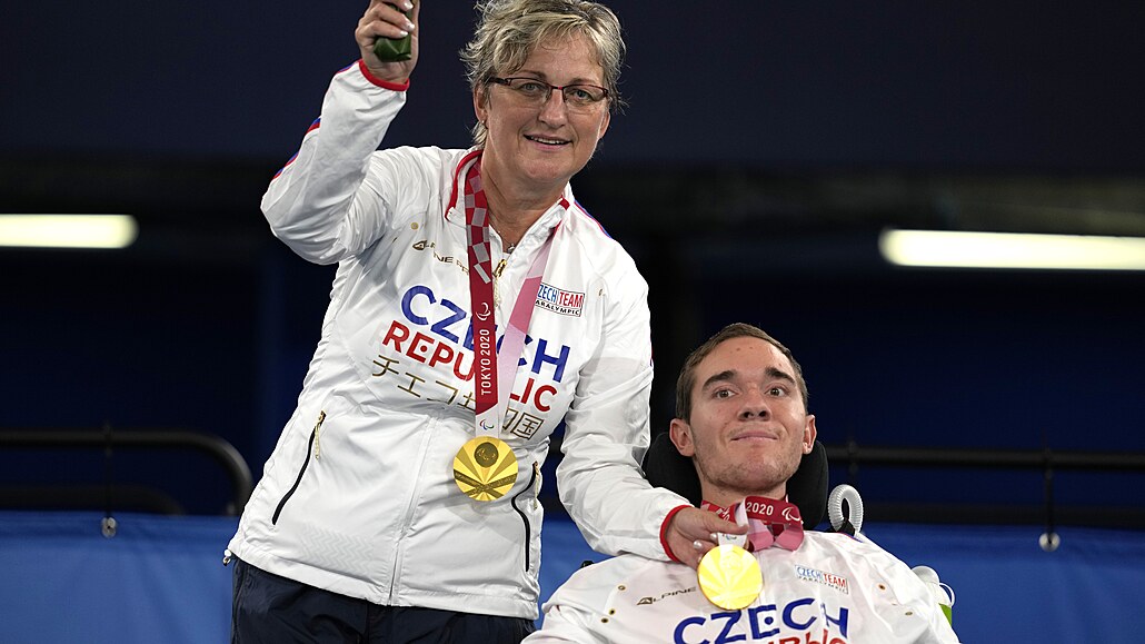 Adam Pe�ka a Ivana Pe�ková v roli jeho asistentky po zisku paralympijského...