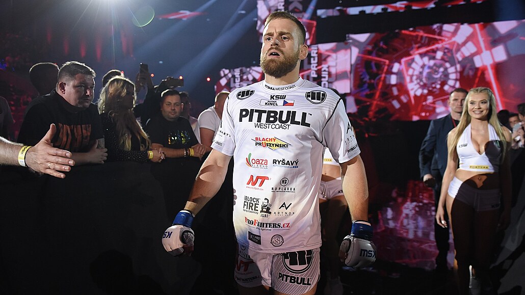 eský MMA zápasník Patrik Kincl nastupuje do klece v polské organizaci KSW.