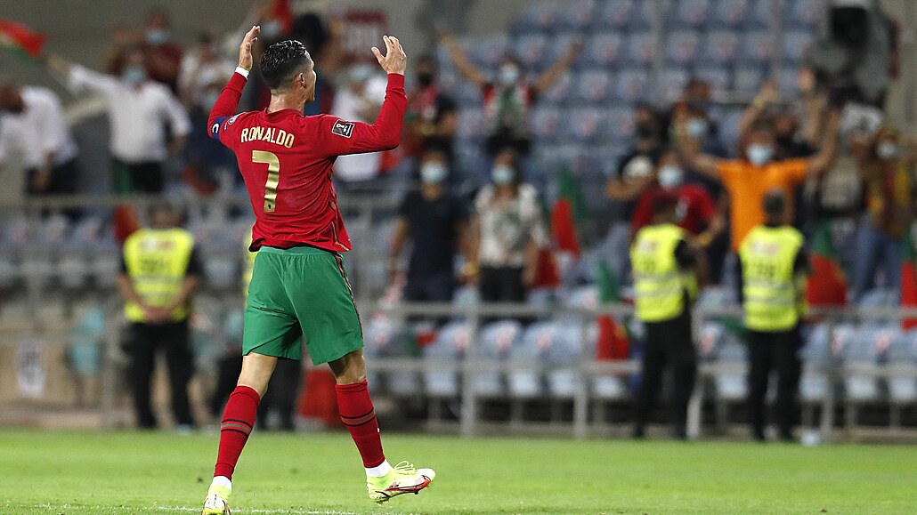 Portugalský fotballista Cristiano Ronaldo se raduje z gólu v zápase s Irskem.