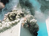 Obě věže Světového obchodního centra po zásahu letadel.