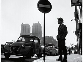 Na snímku na Francouzské riviée (1961). Fotografie vyla v monografii Mých...