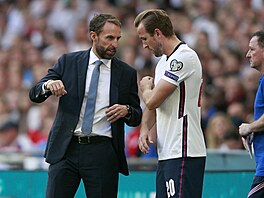 Trenér anglický fotbalist Gareth Southgate dává pokyny Harrymu Kaneovi.