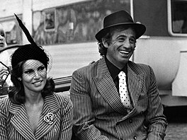 Jean-Paul Belmondo a Raquel Welch pi natáení komedie Zvíe