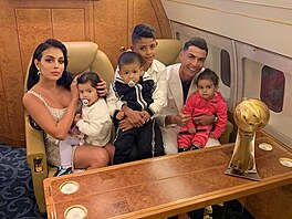 estaticetiletý Ronaldo piletl soukromým letadlem s celou rodinou:...