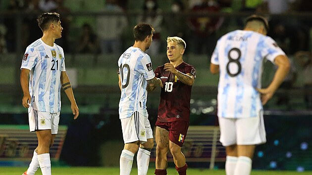 Argentinsk kapitn Lionel Messi se zdrav s venezuelskm protihrem Yefersonem Soteldem.