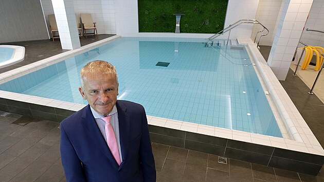 �editel hotelu Reitenberger Miroslav Kubec u hotelov�ho baz�nu.