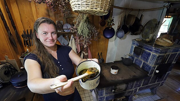 Lenka Reicheltov va bylinn mdla v kuchyni na kachlovch kamnech.