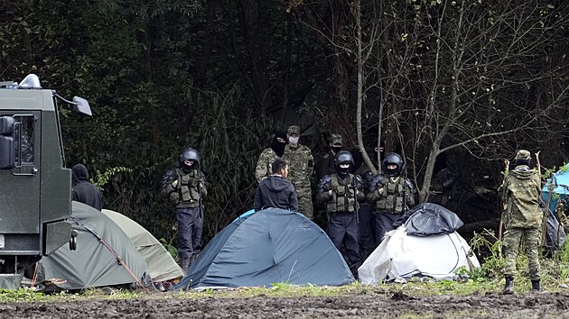 Migranti na hranici mezi Bloruskem a Polskem, kter ve tvrtek vyhlsilo v oblasti vjimen stav. (1. z 2021)