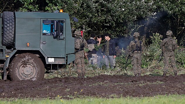 Migranti na hranici mezi Bloruskem a Polskem, kter ve tvrtek vyhlsilo v oblasti vjimen stav. (1. z 2021)