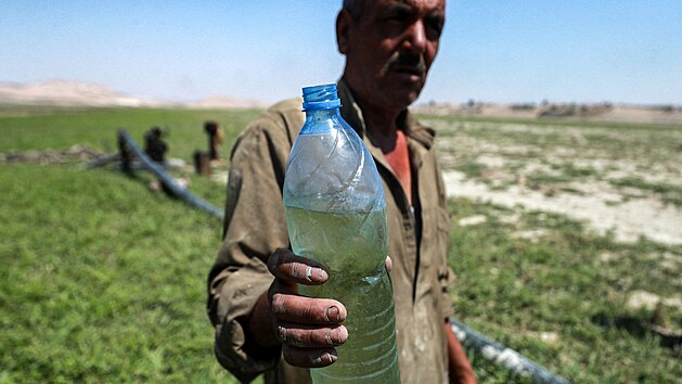 Pro Syany ijc nedaleko Asadova jezera je voda m dl cennj. (25. ervence 2021)