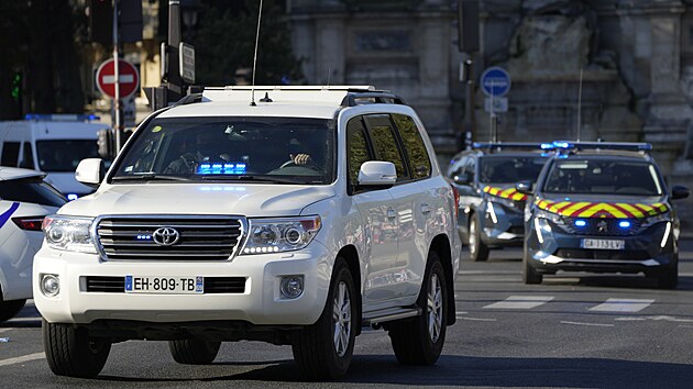 Policie piv k soudu obalovanho Salaha Abdeslama. (8. z 2021)