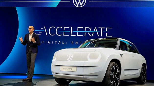 Ralf Brandstaetter, f pedstavenstva znaky Volkswagen, pedstavuje mal elektromobil ID. Life na autosalonu v Mnichov.