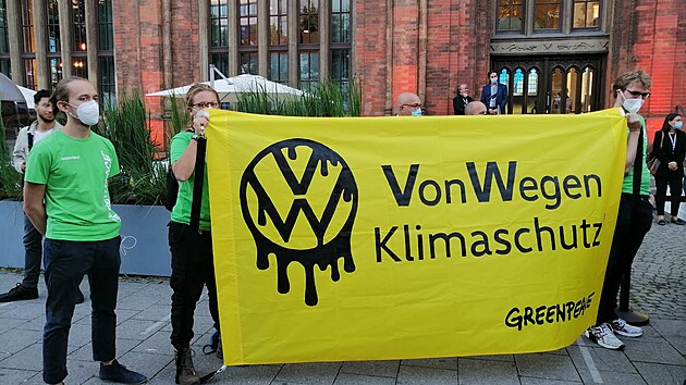Aktivist protestuj ped zahjenm mnichovskho autosalonu IAA.