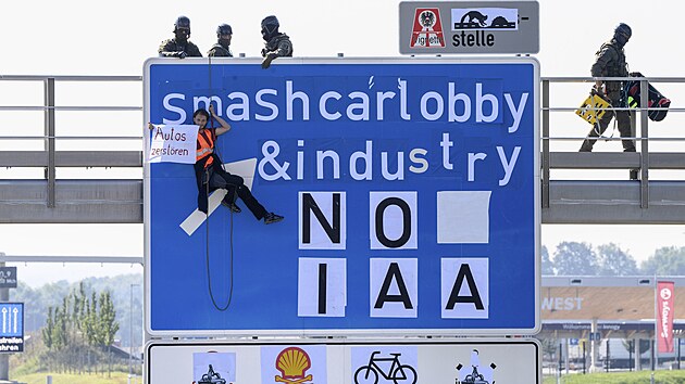Aktivist se sna naruit zahjen autosalonu IAA Mobility v Mnichov.