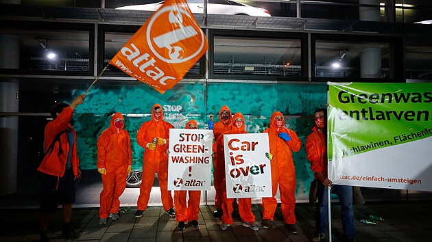 ATTAC environmental activists protest outside the Mercedes main car sales house, against the IAA MOBILITY 2021 car show in Munich, Germany, September 8, 2021. REUTERS/Wolfgang Rattay