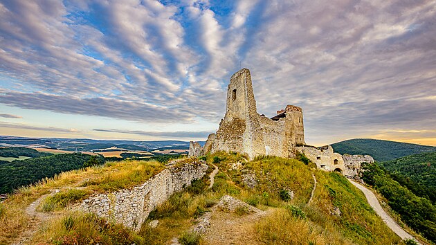 V Malch Karpatech se na mohutnm vpencovm skalisku ty bjn zcenina achtickho hradu.