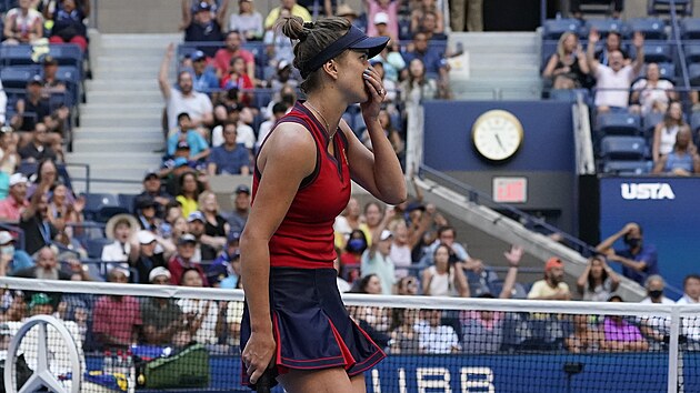 Ukrajinsk tenistka Elina Svitolinov reaguje na zkaen der ve tvrtfinle US Open proti Kanaance Fernandezov.