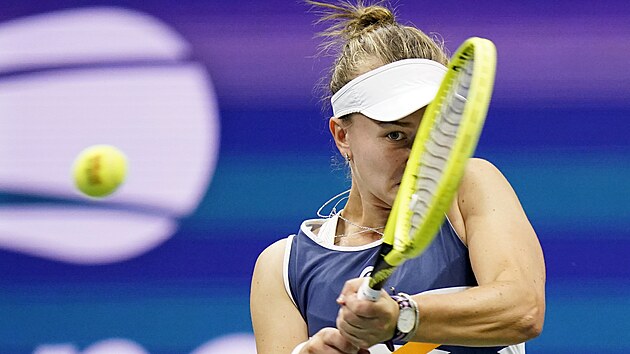 esk tenistka Barbora Krejkov returnuje ve tvrtfinle US Open proti Blorusce Aryn Sabalenkov.