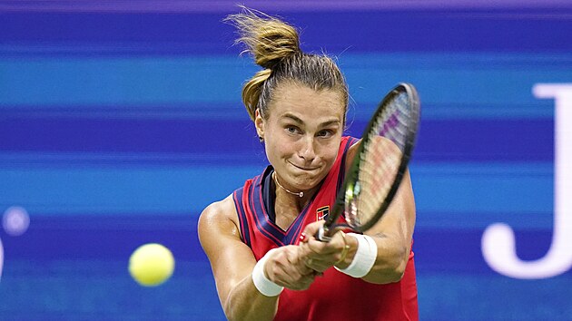 Běloruská tenistka Aryna Sabalenková returnuje ve čtvrtfinále US Open.