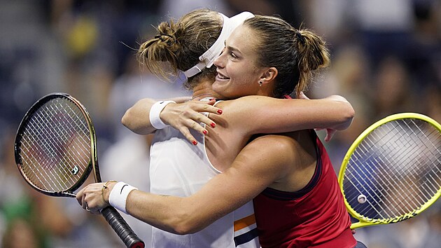 Barbora Krejkov (vlevo) s Arynou Sabalenkovou po vzjemnm utkn ve tvrtfinle tenisovho US Open