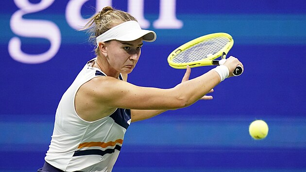 Barbora Krejčíková returnuje ve čtvrtfinálovém duelu US Open proti Bělorusce Sabalenkové.