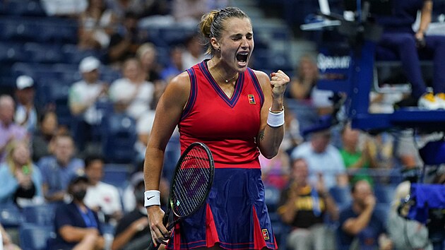 Aryna Sabalenkov oslavuje postup do semifinle US Open.