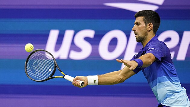 Srbsk tenista Novak Djokovi ve tvrtfinle US Open