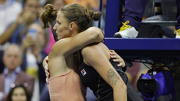Pozápasové objetí mezi Mariou Sakkariovou a Karolínou Plíškovou (vpravo) ve čtvrtfinále US Open
