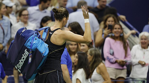 Karolína Plíšková se loučí s diváky po prohraném čtvrtfinále tenisového US Open.