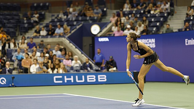 Karolna Plkov servruje ve tvrtfinle tenisovho US Open.