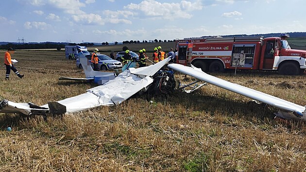 Vrak letadla cessna, kter spadl do pole u iliny na Kladensku (4. z 2021)