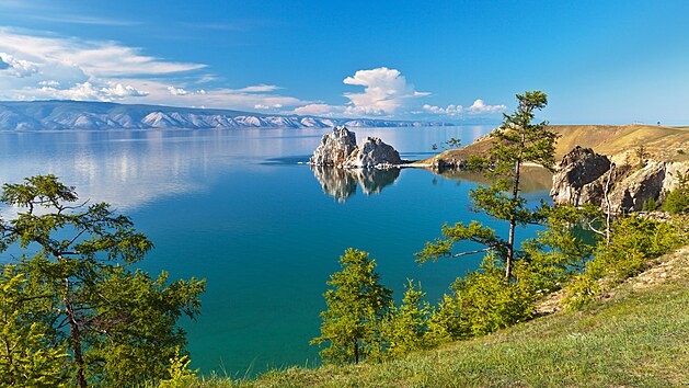 Bajkal, Rusko. Nejhlub�� jezero sv�ta (dno Bajkalu le�� celou m�li neboli 1 642 metr� pod hladinou) obsahuje p�tinu sv�tov�ch z�sob sladk� vody.