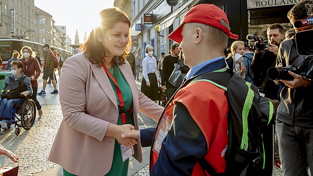 Ministryn prce a socilnch vc Jana Malov si vyzkouela, jak to je, bt prodejkyn Novho Prostoru.