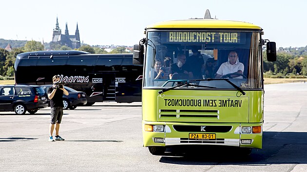 f Pirt Ivan Barto spolen s ldrem STAN Vtem Rakuanem pedstavili volebn autobus VINDLbus s pojzdnm korupnm muzeem souasn vldy Andreje Babie.