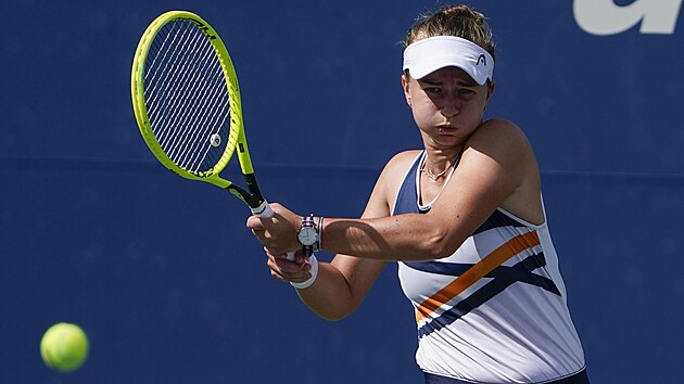 Barbora Krejkov hraje bekhend ve tetm kole US Open.