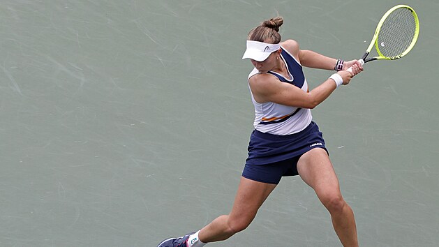 Barbora Krejkov se napahuje k bekhendu ve tetm kole US Open.