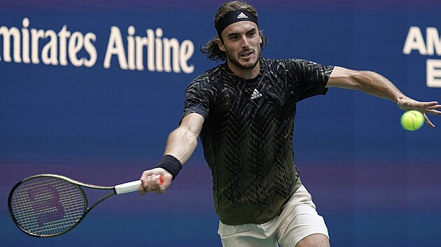 ek Stefanos Tsitsipas hraje forhend ve tetm kole US Open.