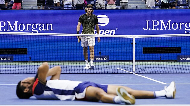 VTZSTV VS. PORKA. Zatmco panlsk mladk Carlos Alcaraz si na zemi vychutnv emoce z postupu do osmifinle US Open, jeho smutn soupe Stefanos Tsitsipas z ecka pichz k sti.