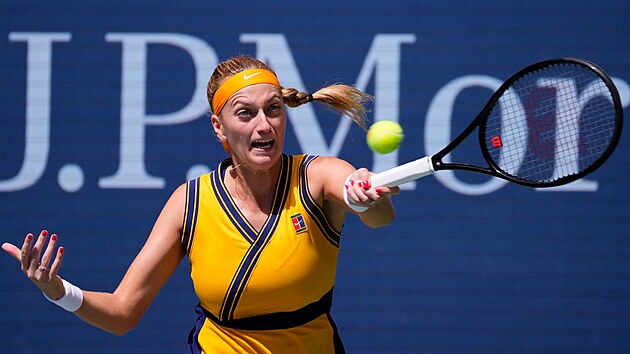 Petra Kvitov hraje forhend ve tetm kole US Open.