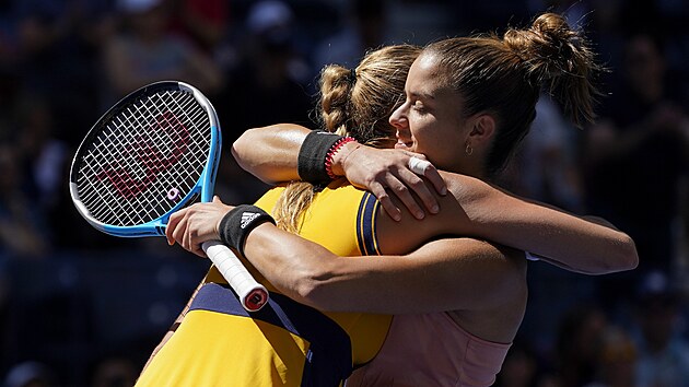 Petra Kvitov (vlevo) gratuluje Marii Sakkariov k postupu do osmifinle US Open.