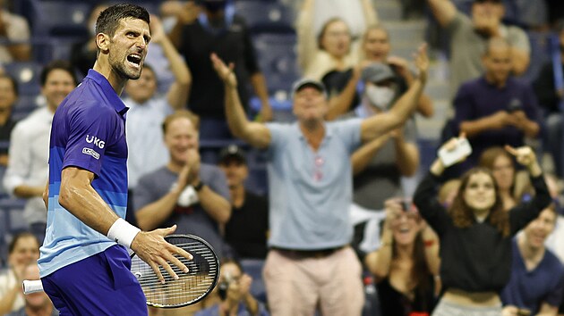 Srb Novak Djokovič slaví postup do semifinále US Open.
