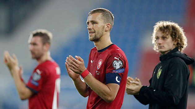 Kapitán českých fotbalistů Tomáš Souček děkuje fanouškům po zápase s Běloruskem.