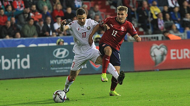Michal Sadílek (č. 12) a Vitalij Lisakovič z Běloruska bojují o míč.