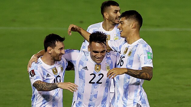 Argentint fotbalist slav gl proti Venezuele. Zleva Lionel Messi, Lautaro Martnez a Joaqun Correa.