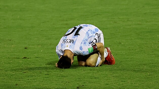 Lionel Messi v bolestech po faulu venezuelskho Luise Adrina Martneze.