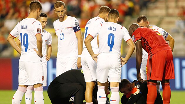 etí fotbalisté se sklánjí nad brankáem Tomáem Vaclíkem, kterému lápl na...