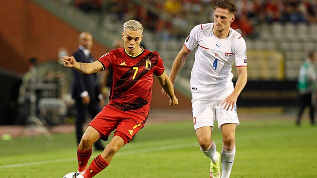 Leandro Trossard z Belgie utíká s míem Filipu Kaovi.