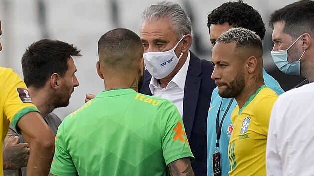 Brazilec Neymar (ve žlutém) a Argentinec Lionel Messi (vlevo) diskutují během přerušeného zápasu.