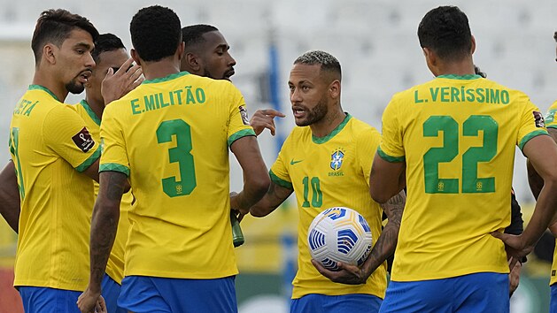 Brazilec Neymar mluví ke svým spoluhráčům při přerušeném zápase s Argentinou.
